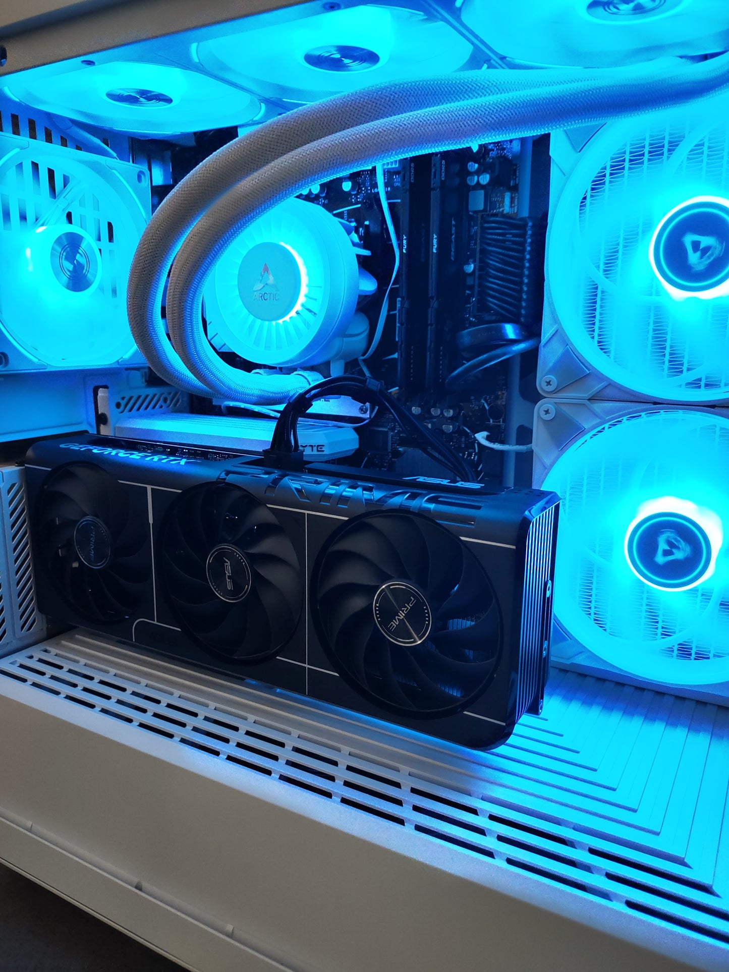 AMD Ryzen™ 5 9600X , NVIDIA GeForce RTX 5060 Ti 8GB Built in the HYTE Y40 SNOW WHITE