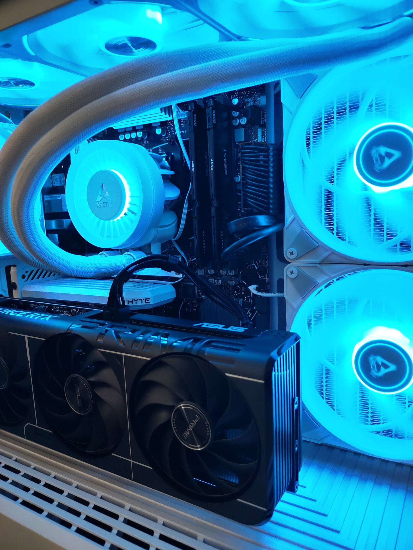 AMD Ryzen™ 5 9600X , NVIDIA GeForce RTX 5060 Ti 8GB Built in the HYTE Y40 SNOW WHITE