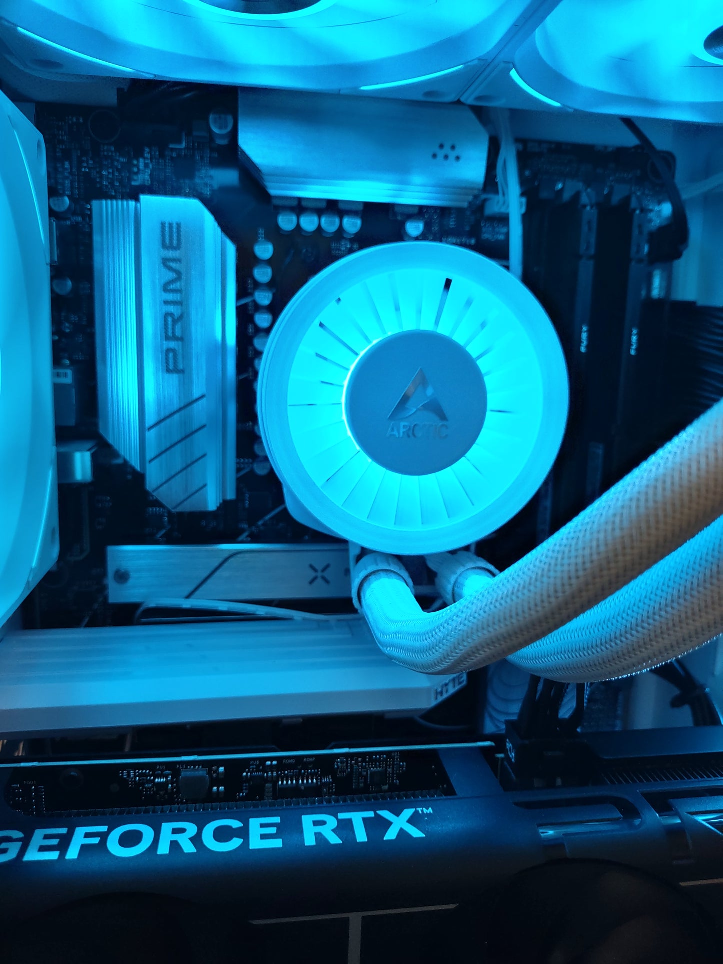 AMD Ryzen™ 5 9600X , NVIDIA GeForce RTX 5060 Ti 8GB Built in the HYTE Y40 SNOW WHITE