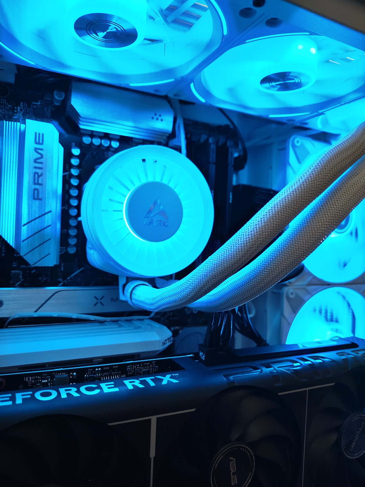 AMD Ryzen™ 5 9600X , NVIDIA GeForce RTX 5060 Ti 8GB Built in the HYTE Y40 SNOW WHITE